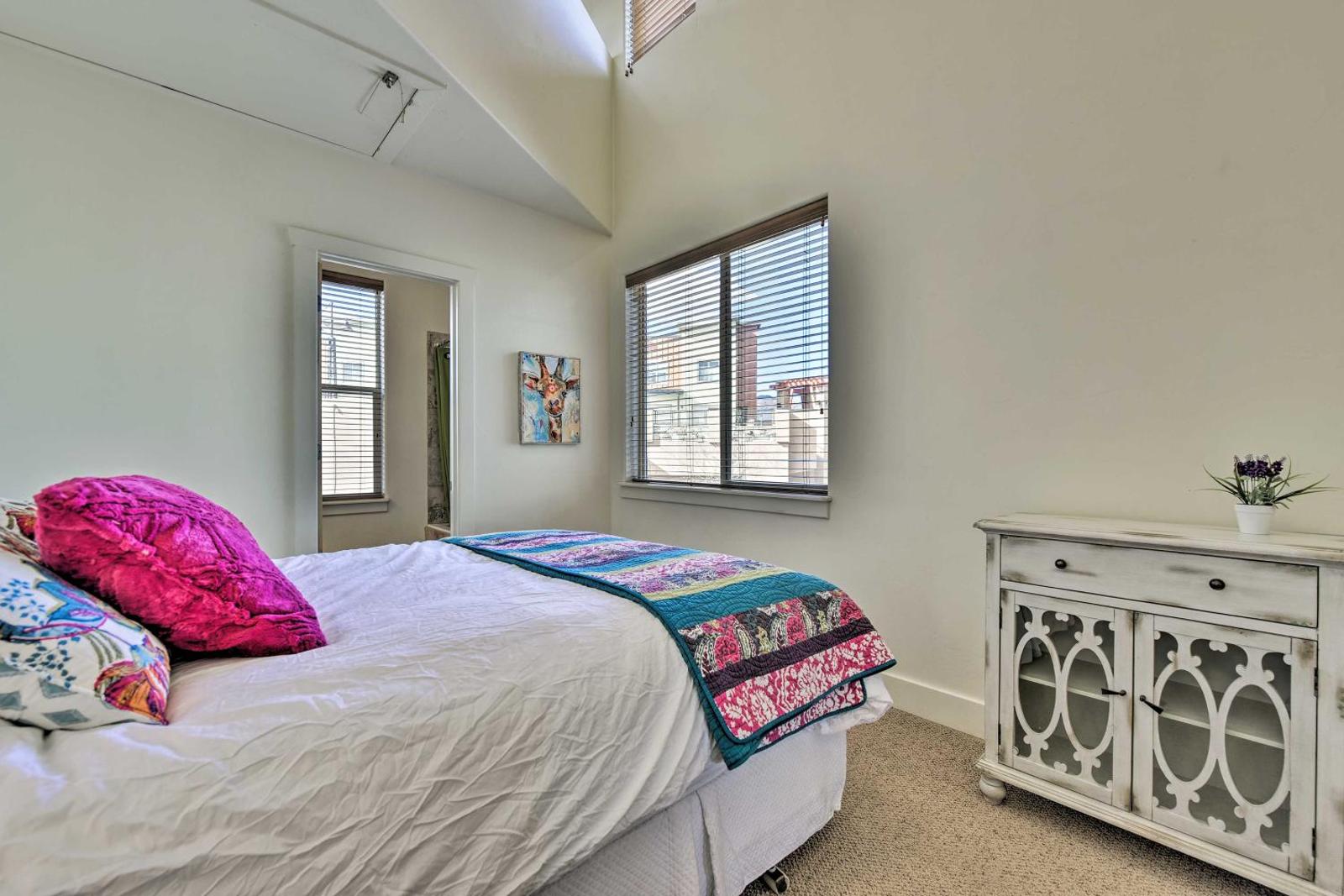 Cozy Townhome w/Mtn Views 6 Mi. to Park City Main image 2